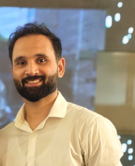 Dr. Mohit Kalsia, Senior Manager at Dental Vedaa